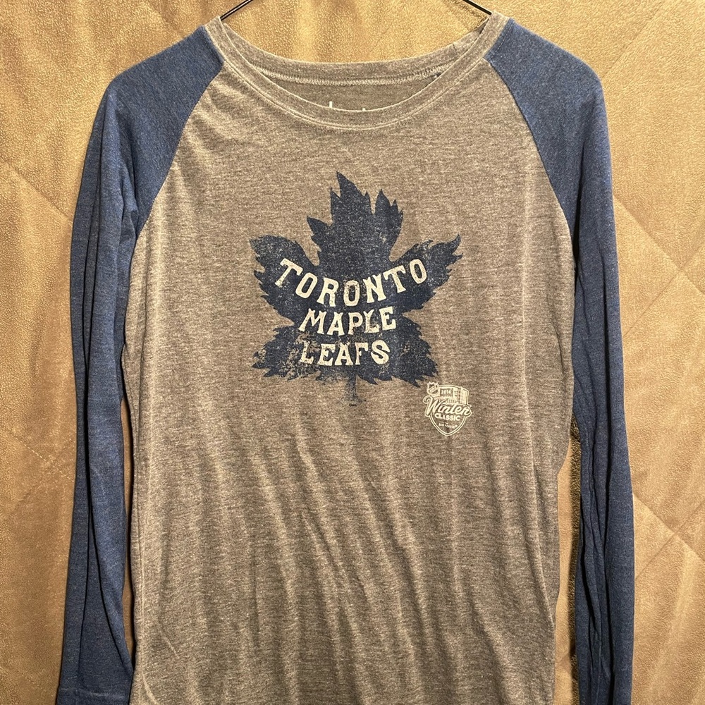 Toronto Maple Leafs, EUC raglan shirt from 2014 NHL Winter Classic, women